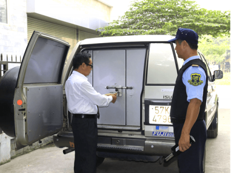 Bảo vệ vận chuyển, áp tải tiền